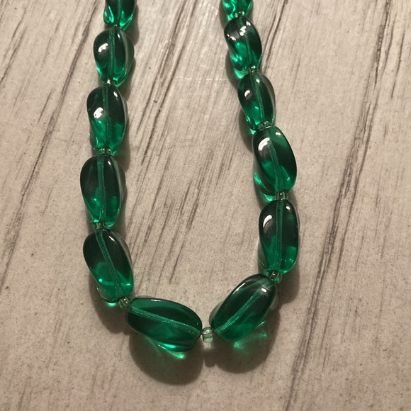 Vintage green glass bead necklace - Picture 2 of 7